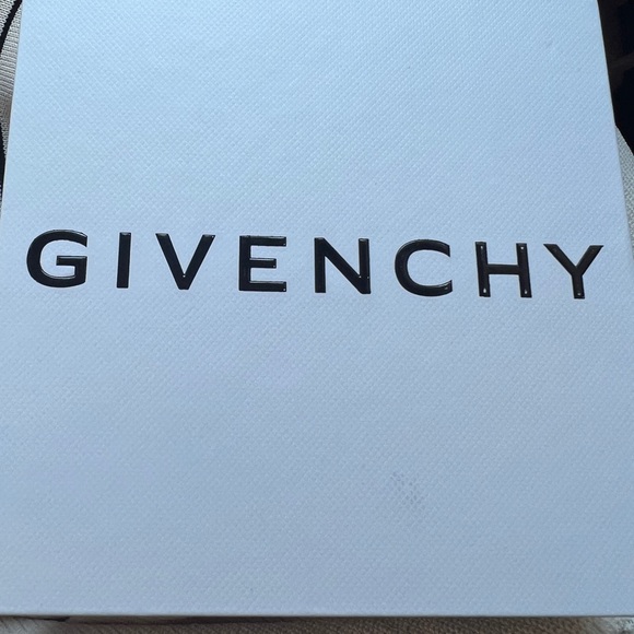 Givenchy necklace - Picture 2 of 3